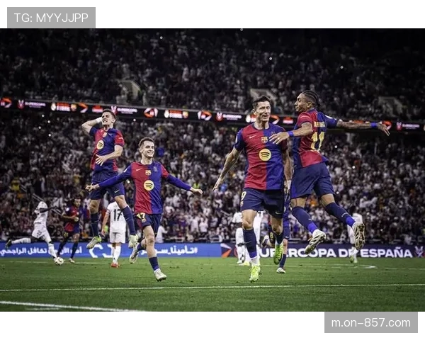 终场哨响，佛罗伦萨球员谢场，保级路上艰难取分